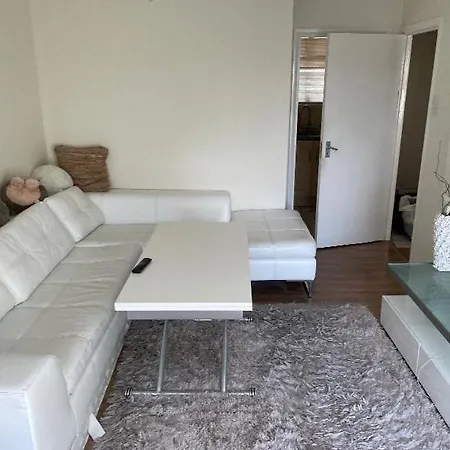 Charming 1-Bed Apartment Vibrant London Location